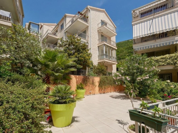 Jednosoban stan 68 m² sa velikom terasom – Petrovac, Budva