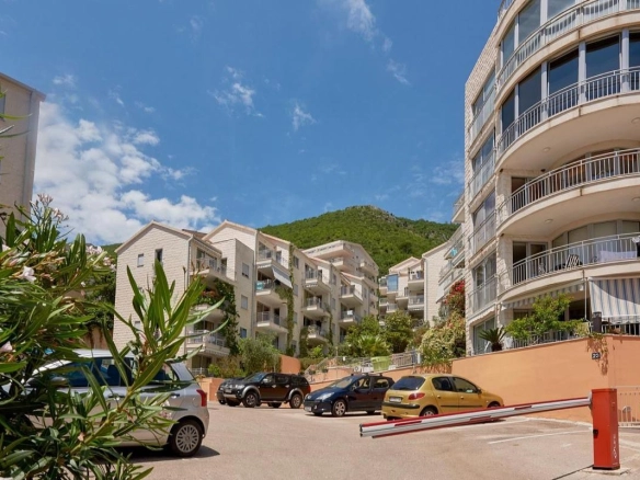 Jednosoban stan 68 m² sa velikom terasom – Petrovac, Budva