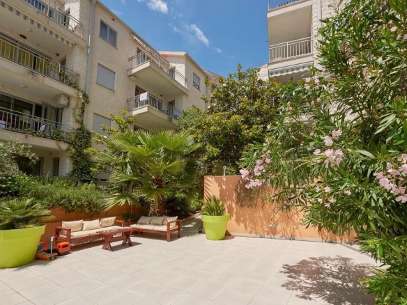 Jednosoban stan 68 m² sa velikom terasom – Petrovac, Budva