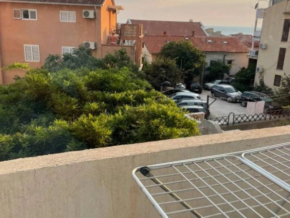 Trosoban stan 83 m² sa terasom i pogledom na more – Petrovac, Budva