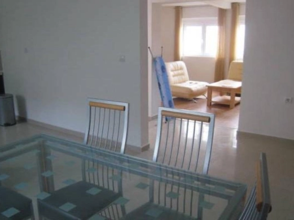 Trosoban stan 83 m² sa terasom i pogledom na more – Petrovac, Budva
