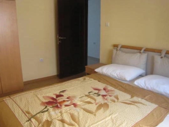 Trosoban stan 83 m² sa terasom i pogledom na more – Petrovac, Budva