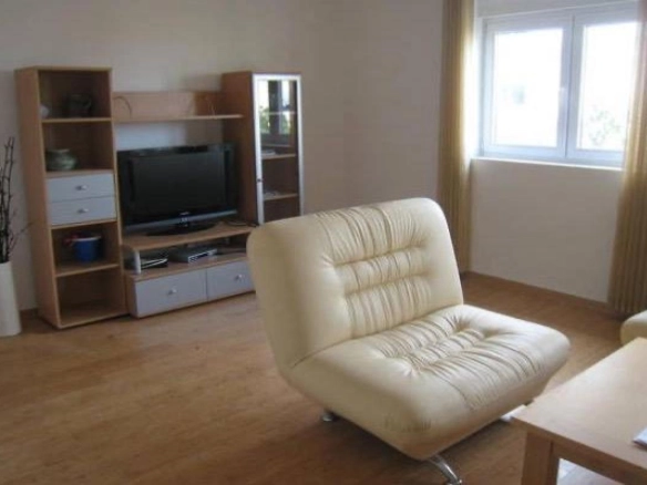 Trosoban stan 83 m² sa terasom i pogledom na more – Petrovac, Budva