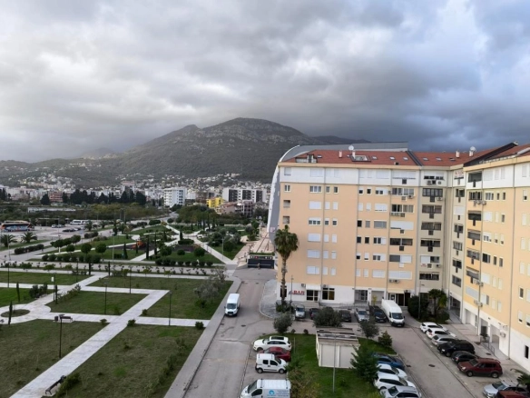 Dvosoban stan 100 m² sa terasom i pogledom na more – centar, Bar
