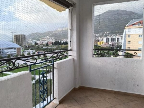 Dvosoban stan 100 m² sa terasom i pogledom na more – centar, Bar