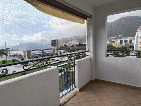 Dvosoban stan 100 m² sa terasom i pogledom na more – centar, Bar
