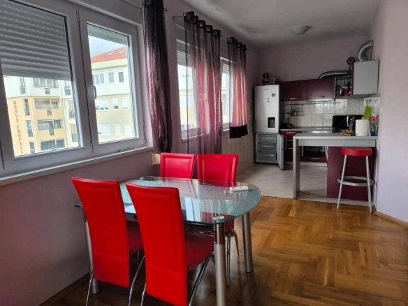 Dvosoban stan 100 m² sa terasom i pogledom na more – centar, Bar