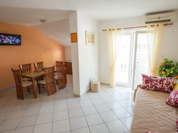 Dvosoban stan 70 m² renoviran sa novim namještajem – Budva