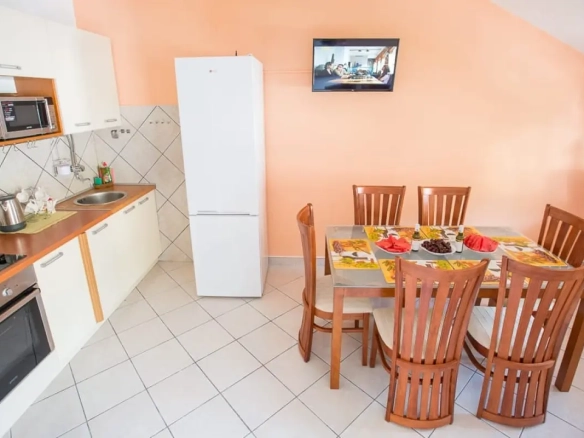 Dvosoban stan 70 m² renoviran sa novim namještajem – Budva