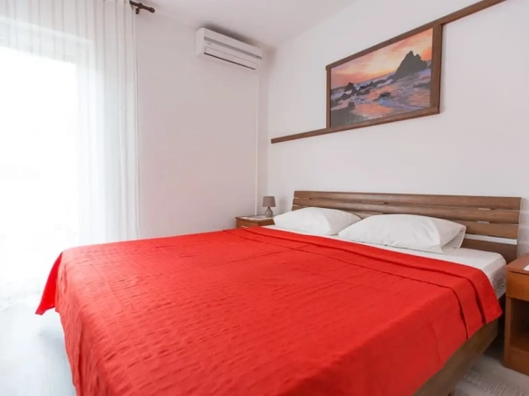 Dvosoban stan 70 m² renoviran sa novim namještajem – Budva