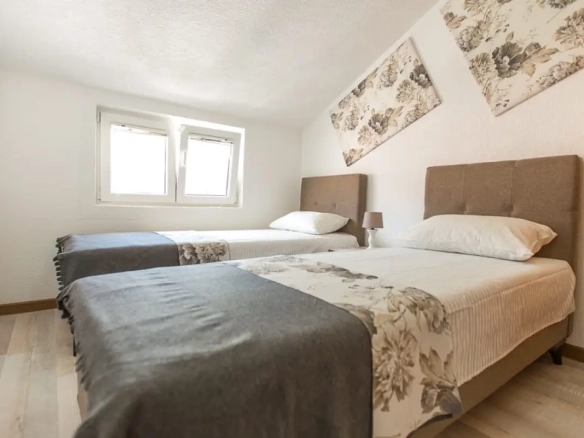 Dvosoban stan 70 m² renoviran sa novim namještajem – Budva