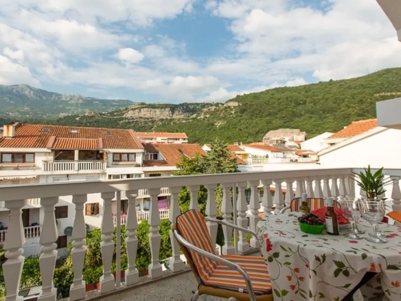 Dvosoban stan 70 m² renoviran sa novim namještajem – Budva