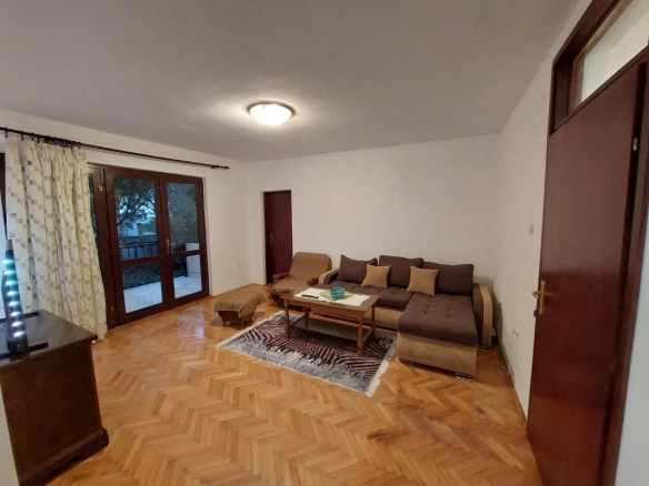 Izdavanje: Dvosoban stan 91 m² u prizemlju sa terasom – Šušanj, Bar