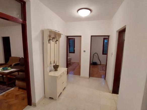 Izdavanje: Dvosoban stan 91 m² u prizemlju sa terasom – Šušanj, Bar
