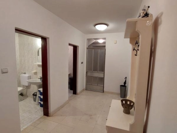 Izdavanje: Dvosoban stan 91 m² u prizemlju sa terasom – Šušanj, Bar