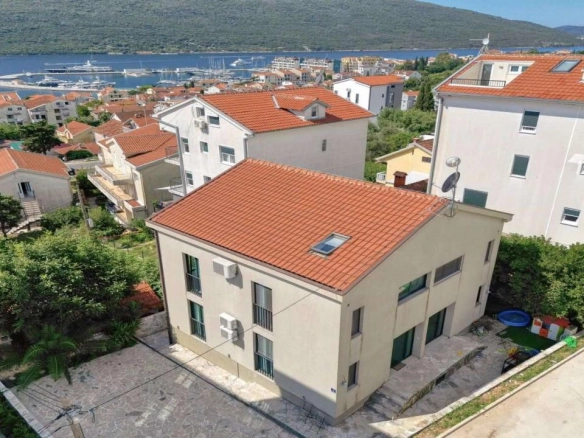 Četvorosoban stan 110 m² sa pogledom na more – Đenovići, Herceg Novi