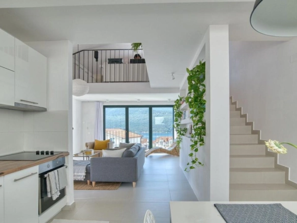 Četvorosoban stan 110 m² sa pogledom na more – Đenovići, Herceg Novi