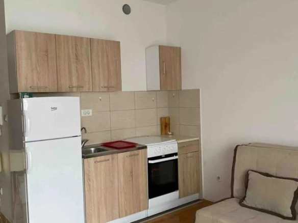 Izdavanje: Garsonjera 29 m² potpuno namještena – Stari aerodrom, Podgorica