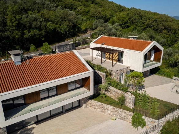 Moderna vila 166 m² sa bazenom na placu od 501 m² – Luštica