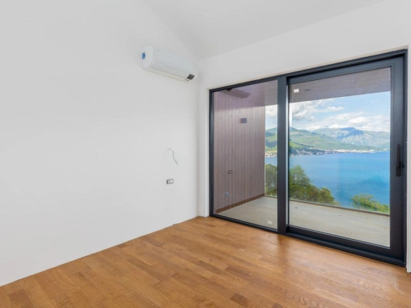 Moderna vila 166 m² sa bazenom na placu od 501 m² – Luštica