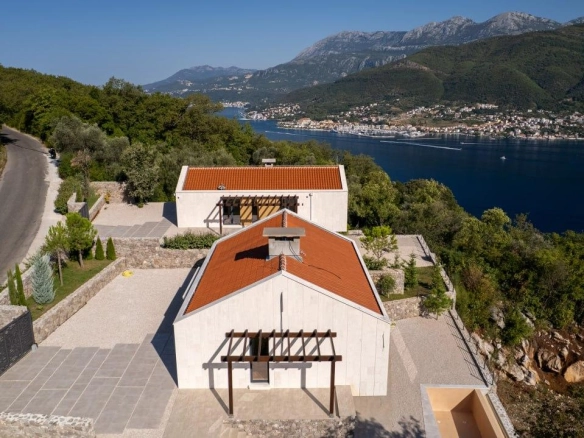 Moderna vila 166 m² sa bazenom na placu od 501 m² – Luštica