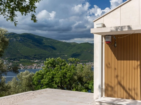 Moderna vila 166 m² sa bazenom na placu od 501 m² – Luštica