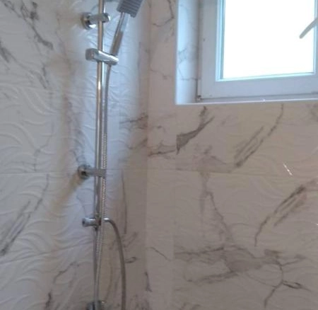 Izdavanje: Kuća 210 m² na tri sprata sa pogledom na more – Kruče, Ulcinj