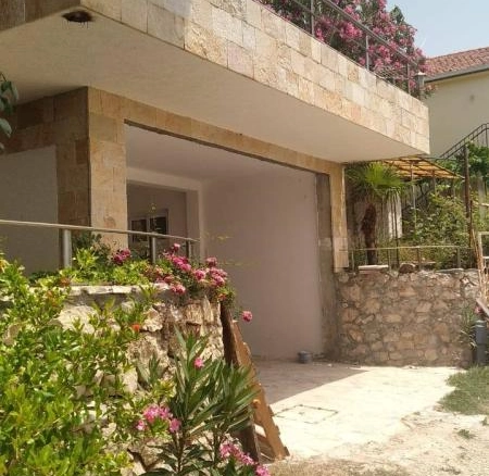 Izdavanje: Kuća 210 m² na tri sprata sa pogledom na more – Kruče, Ulcinj