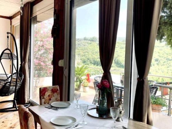 Izdavanje: Kuća 210 m² na tri sprata sa pogledom na more – Kruče, Ulcinj