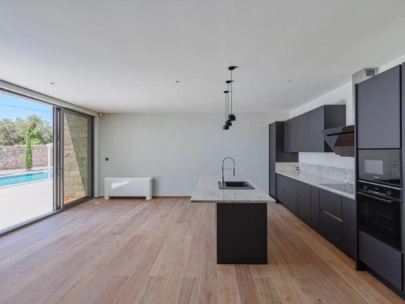 Kuća 558 m² sa bazenom sa slanom vodom na placu od 5.643 m² – Luštica