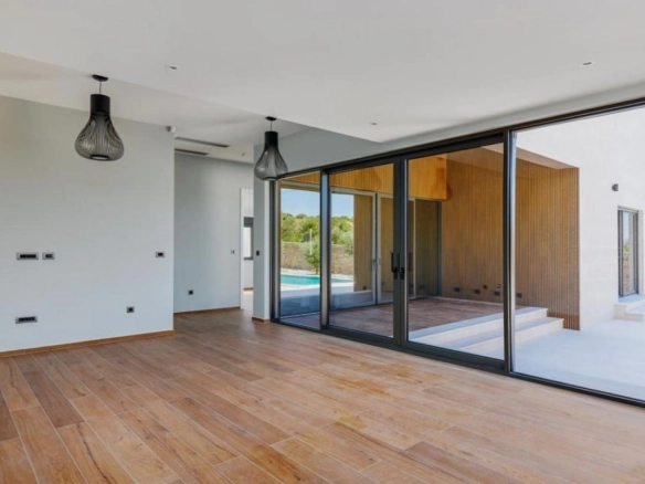 Kuća 558 m² sa bazenom sa slanom vodom na placu od 5.643 m² – Luštica
