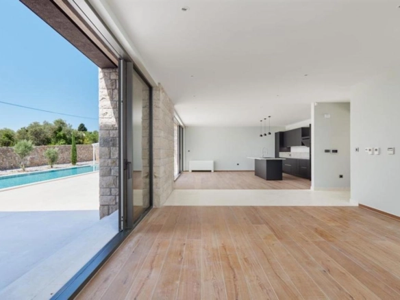 Kuća 558 m² sa bazenom sa slanom vodom na placu od 5.643 m² – Luštica