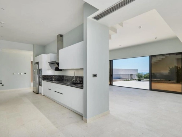 Kuća 558 m² sa bazenom sa slanom vodom na placu od 5.643 m² – Luštica