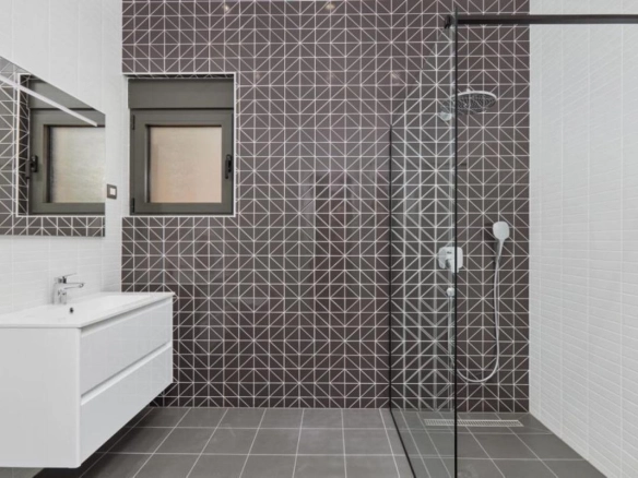 Kuća 558 m² sa bazenom sa slanom vodom na placu od 5.643 m² – Luštica