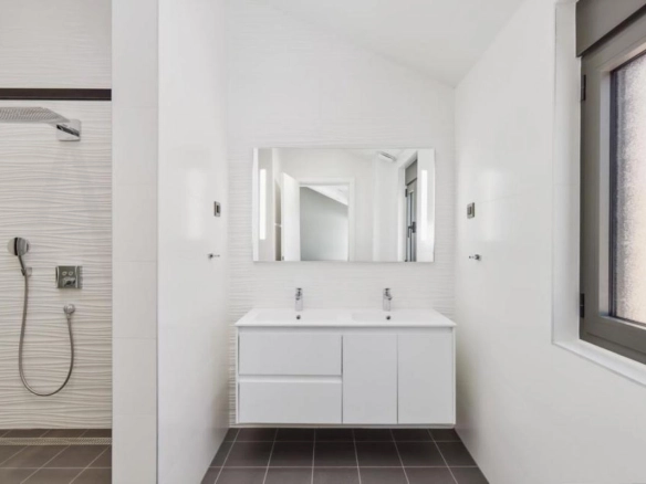 Kuća 558 m² sa bazenom sa slanom vodom na placu od 5.643 m² – Luštica