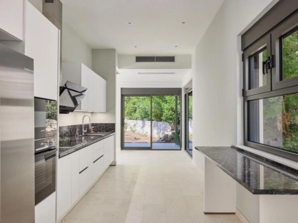 Kuća 558 m² sa bazenom sa slanom vodom na placu od 5.643 m² – Luštica