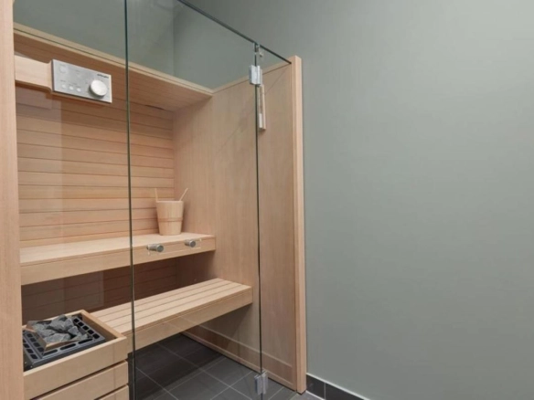 Kuća 558 m² sa bazenom sa slanom vodom na placu od 5.643 m² – Luštica