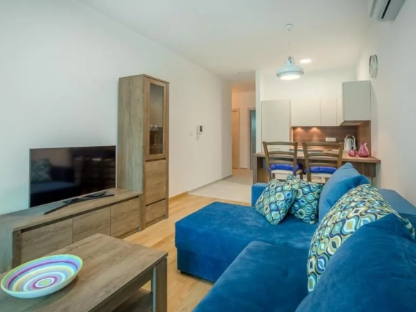 Dvosoban stan 55 m² sa bočnim pogledom na more – Bečići, Budva
