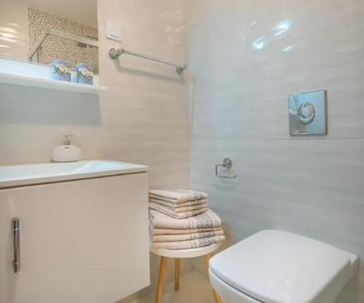 Dvosoban stan 55 m² sa bočnim pogledom na more – Bečići, Budva