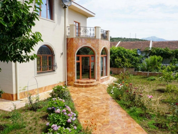 Kuća 372 m² na placu od 784 m² uz zelenu zonu – Radovići, Tivat