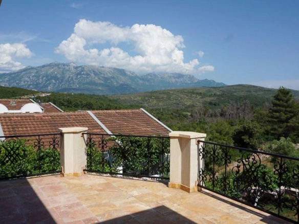 Kuća 372 m² na placu od 784 m² uz zelenu zonu – Radovići, Tivat