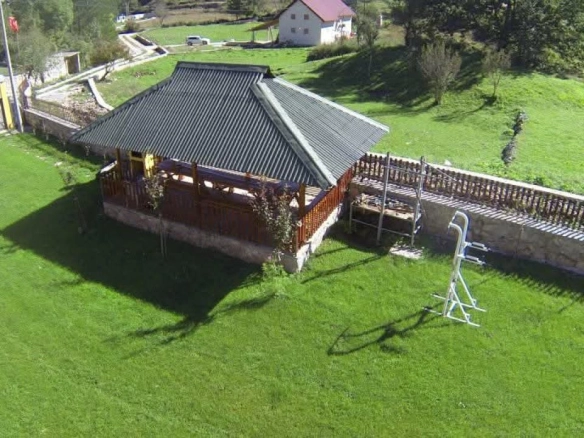 Hotel 420 m² – kompleks od 7 kuća na placu od 2000 m² – Cetinje