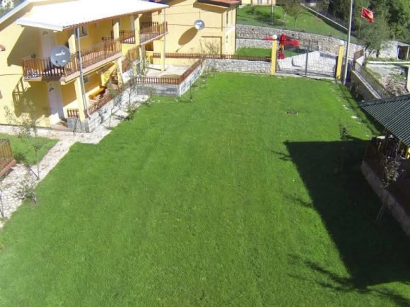 Hotel 420 m² – kompleks od 7 kuća na placu od 2000 m² – Cetinje