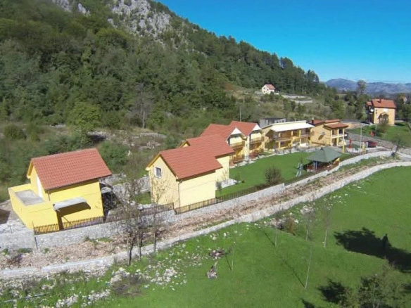 Hotel 420 m² – kompleks od 7 kuća na placu od 2000 m² – Cetinje