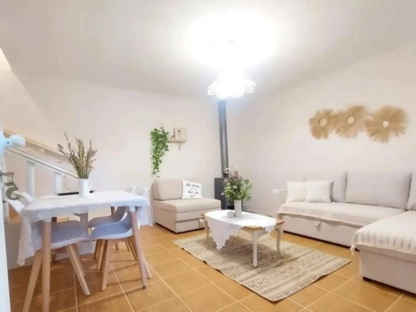 Hotel 420 m² – kompleks od 7 kuća na placu od 2000 m² – Cetinje