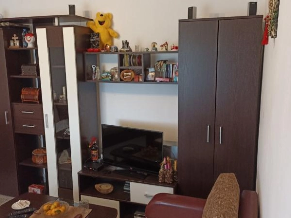 Polovina kuće 100 m² sa terasom i pogledom na more – Sutomore, Bar