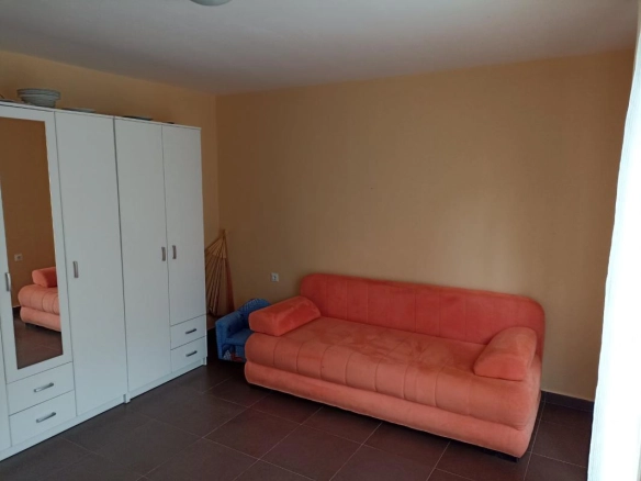 Polovina kuće 100 m² sa terasom i pogledom na more – Sutomore, Bar