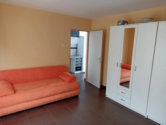 Polovina kuće 100 m² sa terasom i pogledom na more – Sutomore, Bar