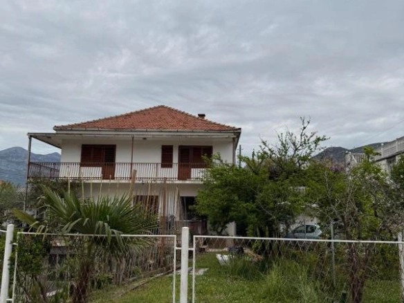 Spratna kuća 220 m² sa dvorištem i dvije garaže – Polje, Bar