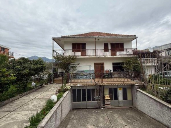 Spratna kuća 220 m² sa dvorištem i dvije garaže – Polje, Bar
